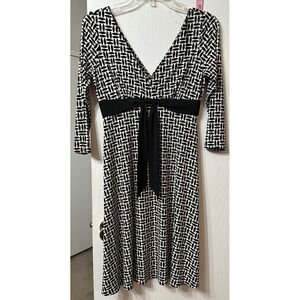 Maggy London Petite 3/4 Sleeve Black White Geometric Knee Length Dress V-Neck 6P
